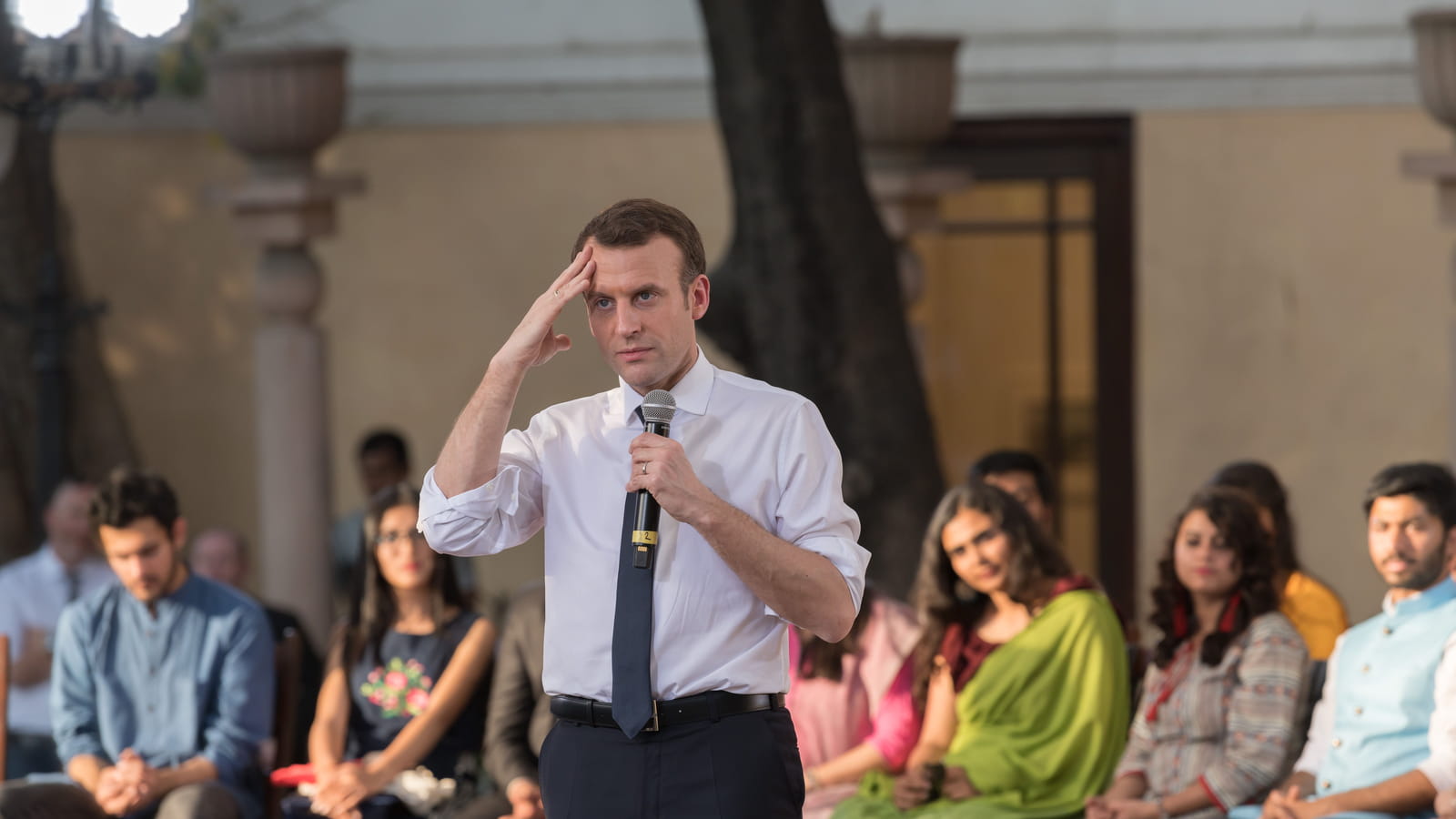 Professeur Macron devant les étudiants de la Bikaner House, New Dehli