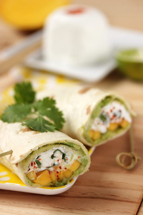 Wraps au guacamole d'avocat-chèvre-mangue