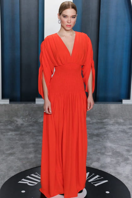 L&eacute;a Seydoux en robe longue rouge &agrave; d&eacute;collet&eacute; en V Louis Vuitton