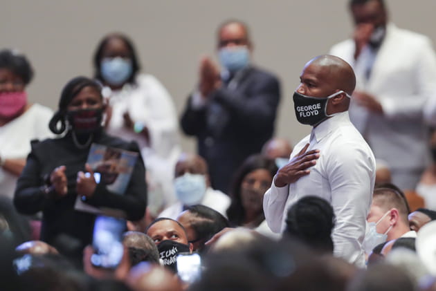 Jamie Foxx porte la main au coeur en hommage à la dernière victime de violences policières