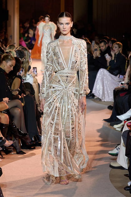 Silhouette Zuhair Murad en robe transparente &agrave; strass