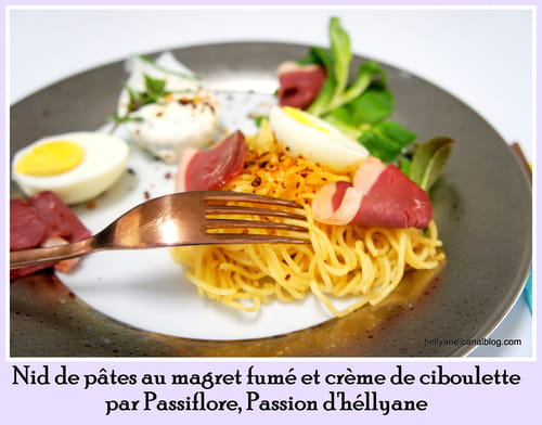 Nid de pâtes au magret fumé et oeuf dur ou mollet et crème à la ciboulette