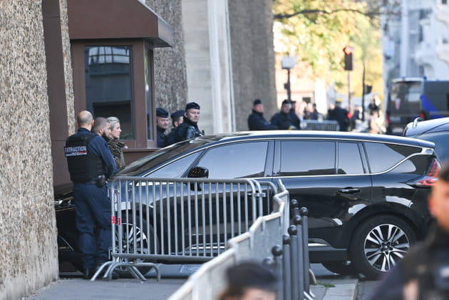 Nicolas Sarkozy, escorté par la police, est entré en prison