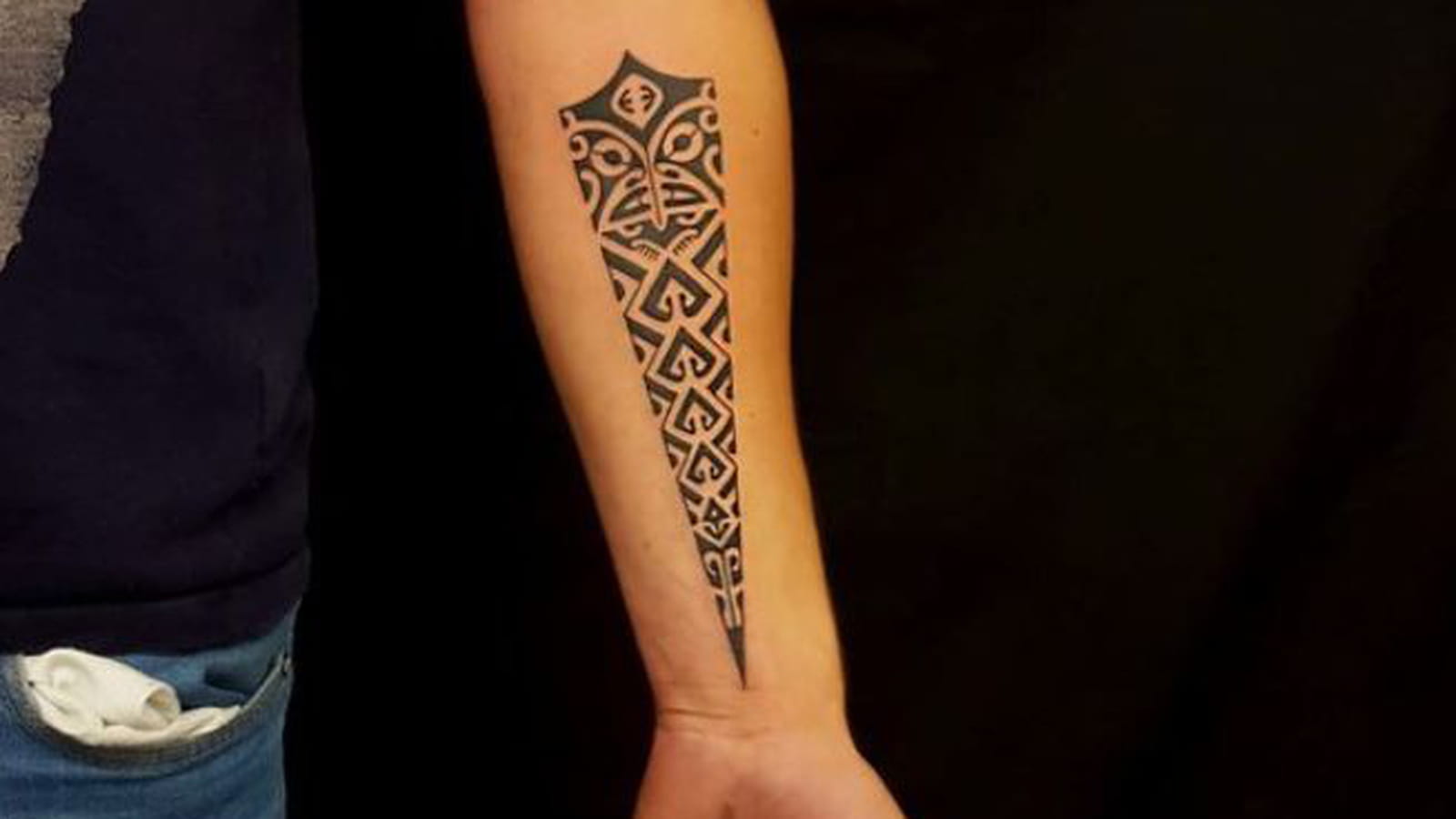 Tatouage tribal sur l'avant-bras