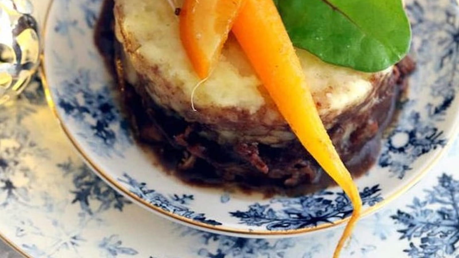 Daube de boeuf, écrasée de pommes de terre et carottes glacées au jus d'orange