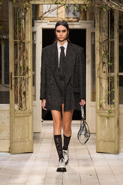 Blazer long et mini short noir &agrave; fines rayures aper&ccedil;us sur le d&eacute;fil&eacute; Antonio Marras