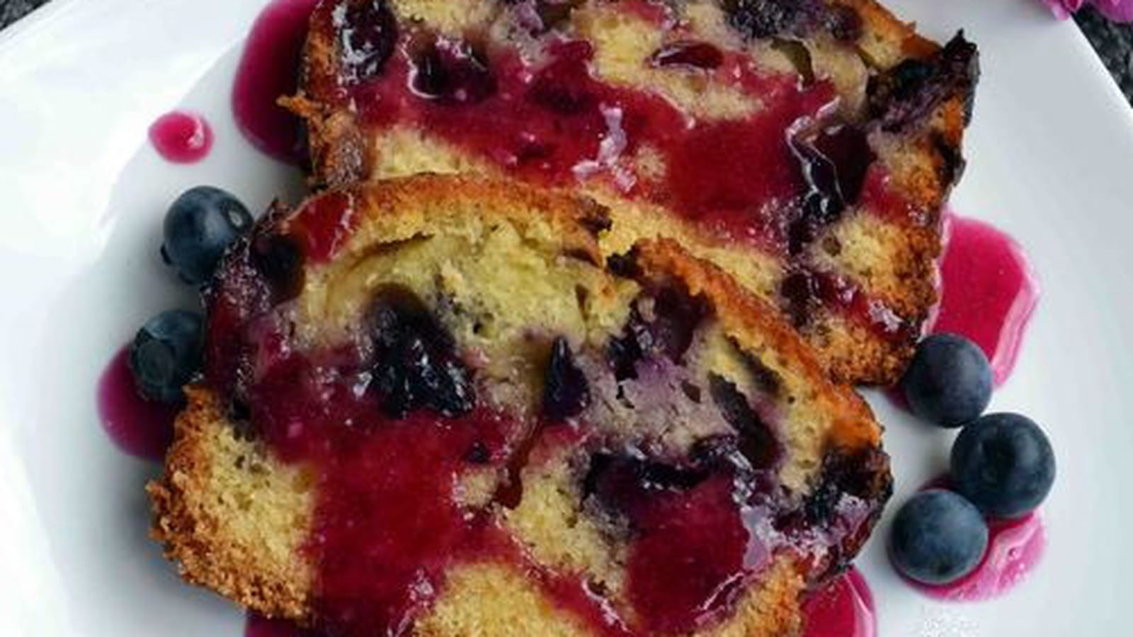 Cake aux myrtilles et son coulis