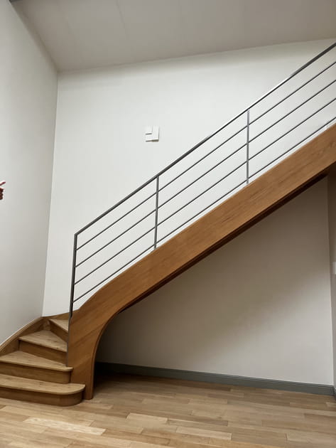 Avant&nbsp;: un escalier menant &agrave; la mezzanine