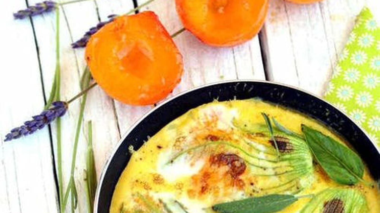 Omelette aux fleurs de courgette et brochette de demi-abricots