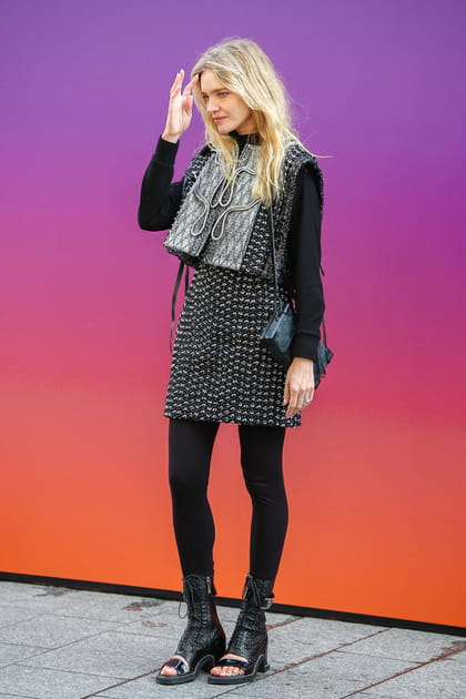 Natalia Vodianova en robe noire mini à perles