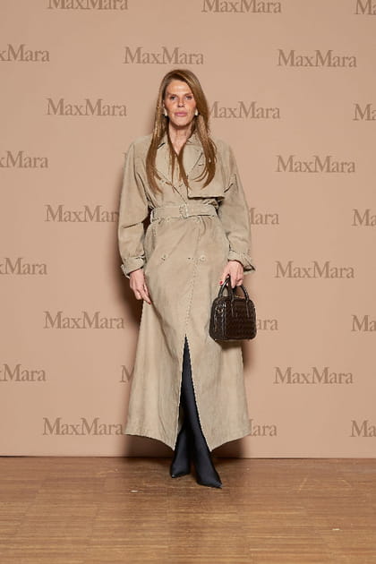 Anna Dello Russo en trench beige