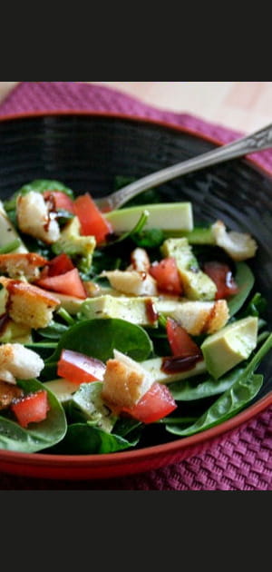 Salade de printemps croustillante, avocat, courgette