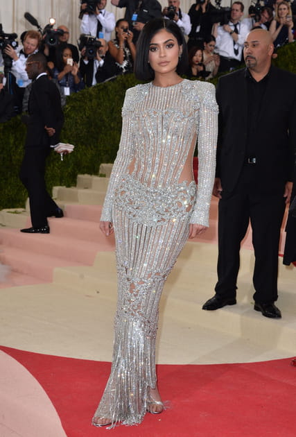 &nbsp;Kylie Jenner en robe argent&eacute;e &agrave; paillettes