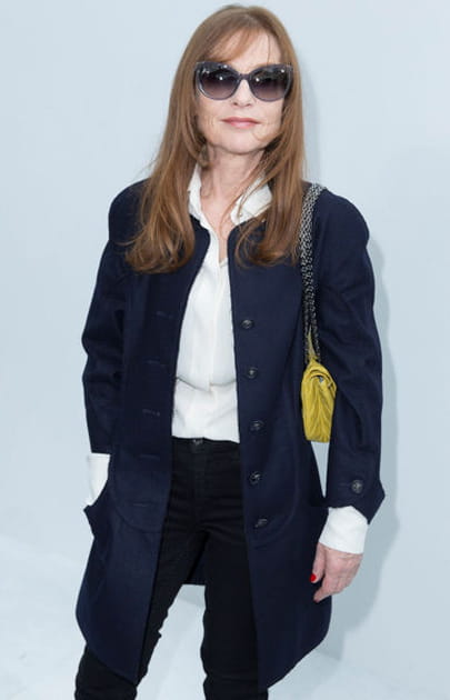 Isabelle Huppert, discr&egrave;te au d&eacute;fil&eacute; Chanel