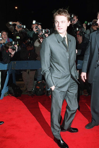 Leonardo DiCaprio en costume gris