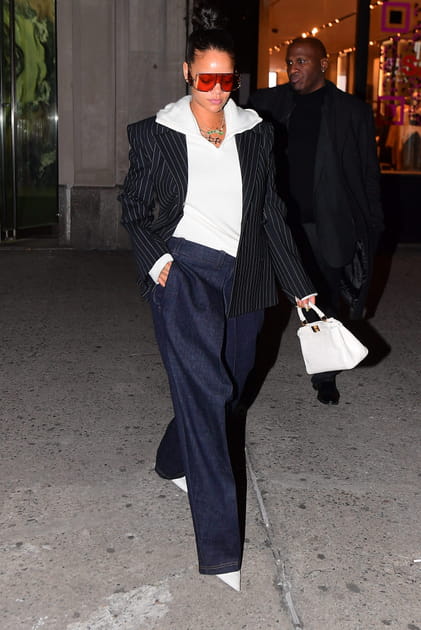 Rihanna en hoodie blanc