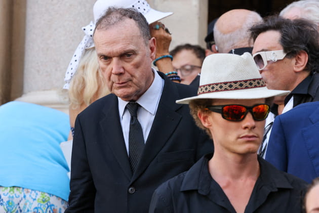 Julien Lepers sort de l'&eacute;glise apr&egrave;s les obs&egrave;ques de Philippe Bouvard