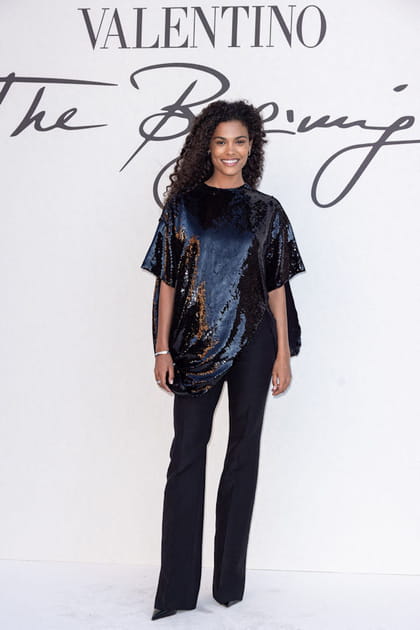 Tina Kunakey en haut à sequins et pantalon fluide Valentino