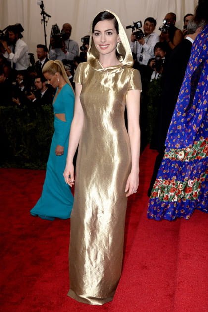 Anne Hathaway en robe lam&eacute;e &agrave; capuche