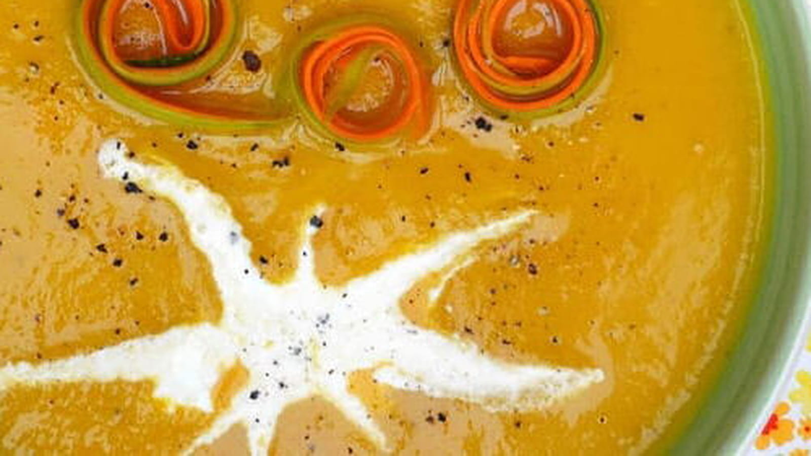 Soupe veloutée aux courgettes et carottes, épicée au curry