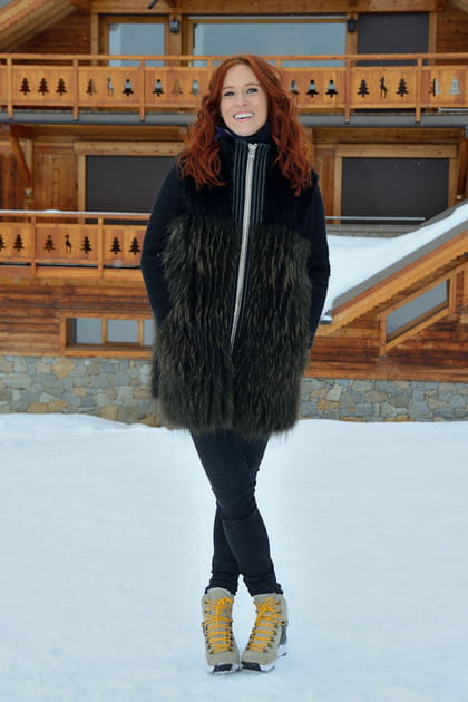 Audrey Fleurot en manteau à fourrure noir sans manches