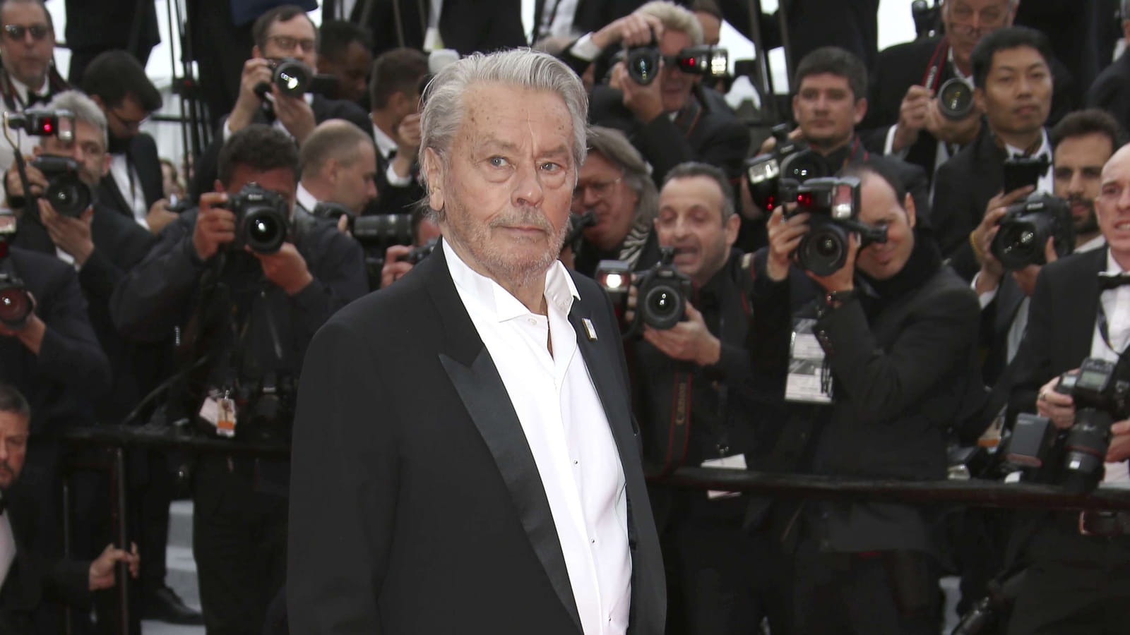 Alain Delon, l'incarnation de l'élégance à la française en 20 looks