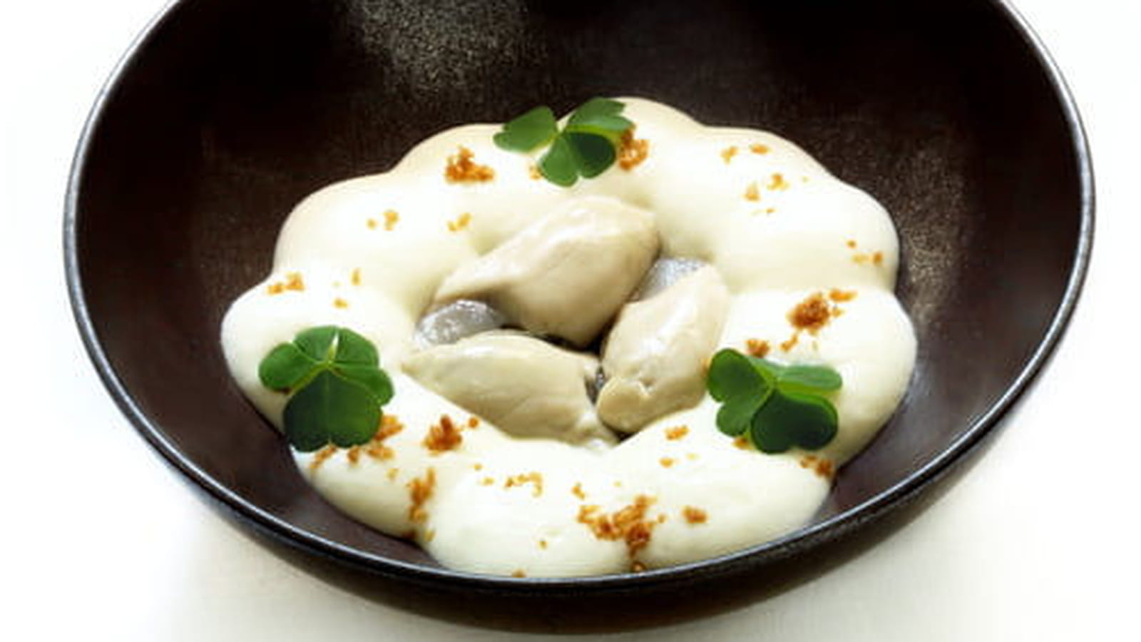 Huître Gillardeau n°3 au naturel, lard de Colonnata, nuage d'une fondue revisitée