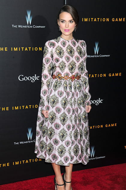 Keira Knightley en robe midi imprimée et ceinturée