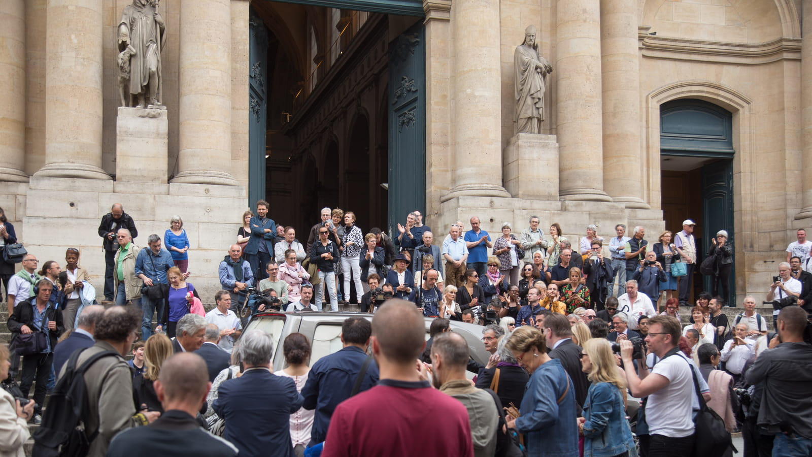 Devant l'église Saint-Roch