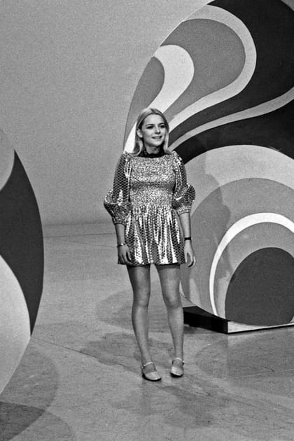 France Gall en mini robe lamée et babies