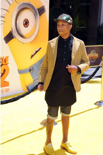 Pharrell Williams en pantacourt est blazer moutarde