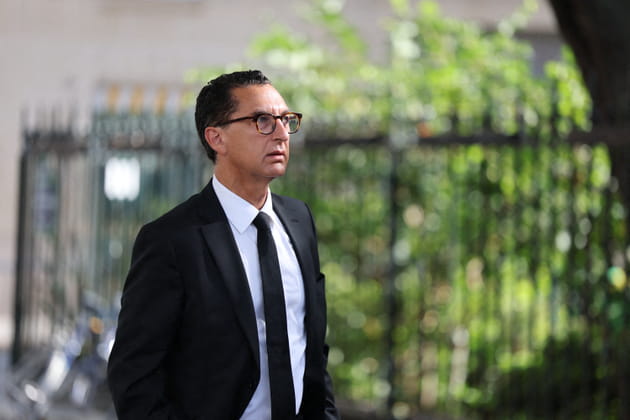 Maxime Saada arrive aux obs&egrave;ques de Nicolas Altmayer