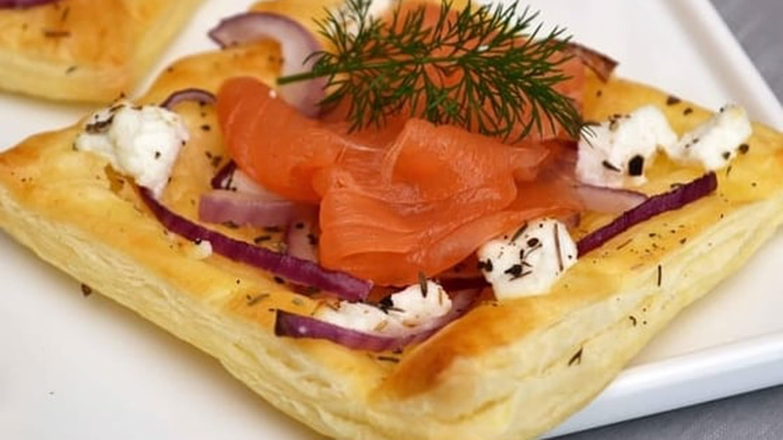 Feuilletés au fromage de chèvre, oignon rouge et saumon fumé