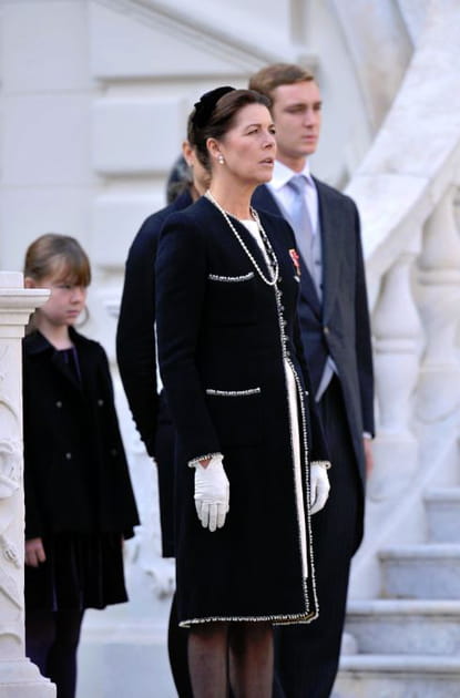 Caroline de Monaco en manteau noir et gants blancs