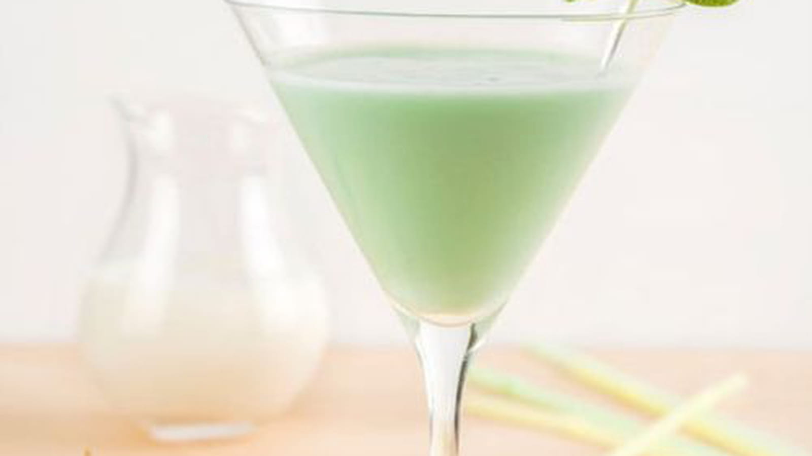 Cocktail sans alcool au lait de coco, ananas et citron vert