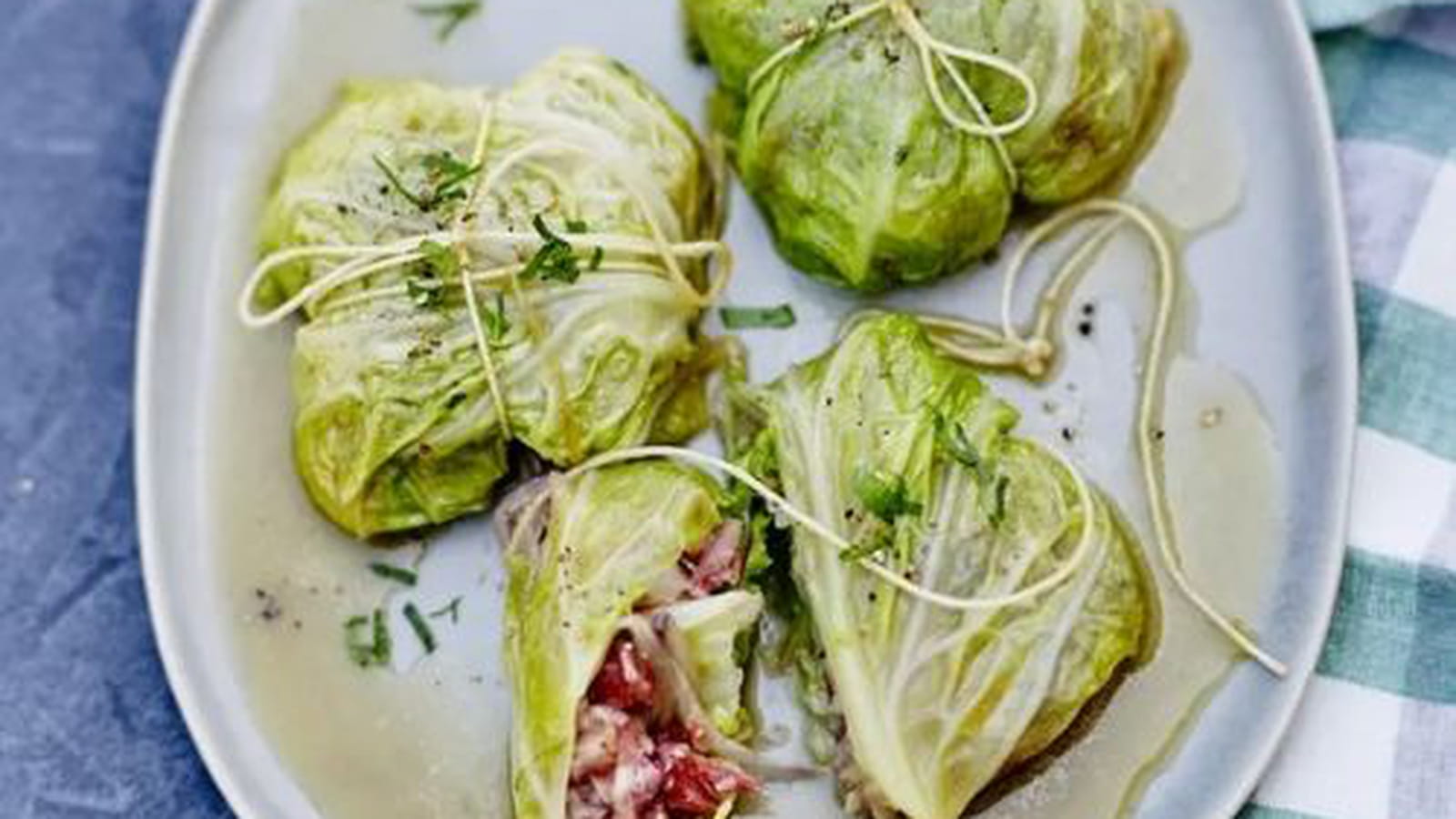 Pieds de porc croustillants en petits paquets verts