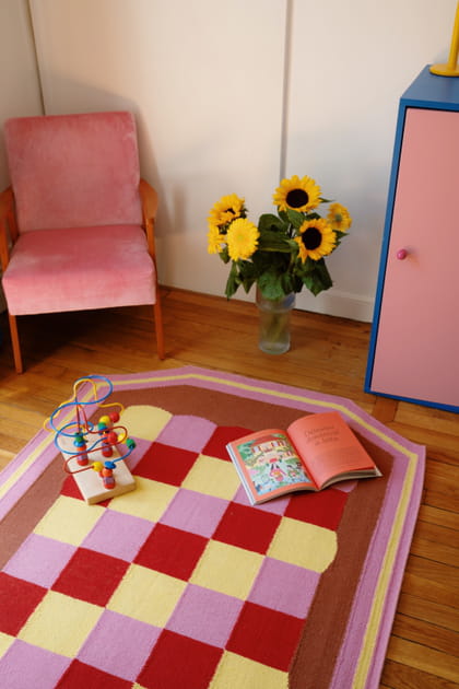 Ce tapis color&eacute; revisite avec style le motif damier, il est &agrave; croquer&nbsp;!