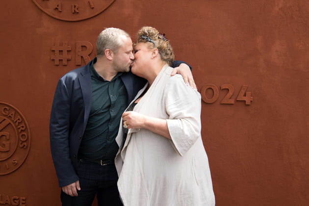 Marianne James et son fiancé, in love