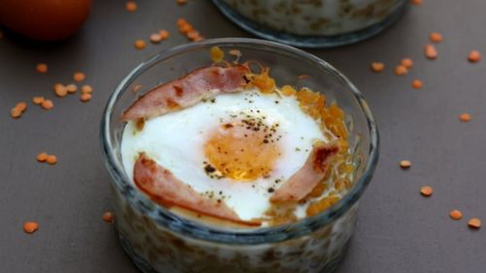 Oeuf cocotte de lentilles corail et bacon