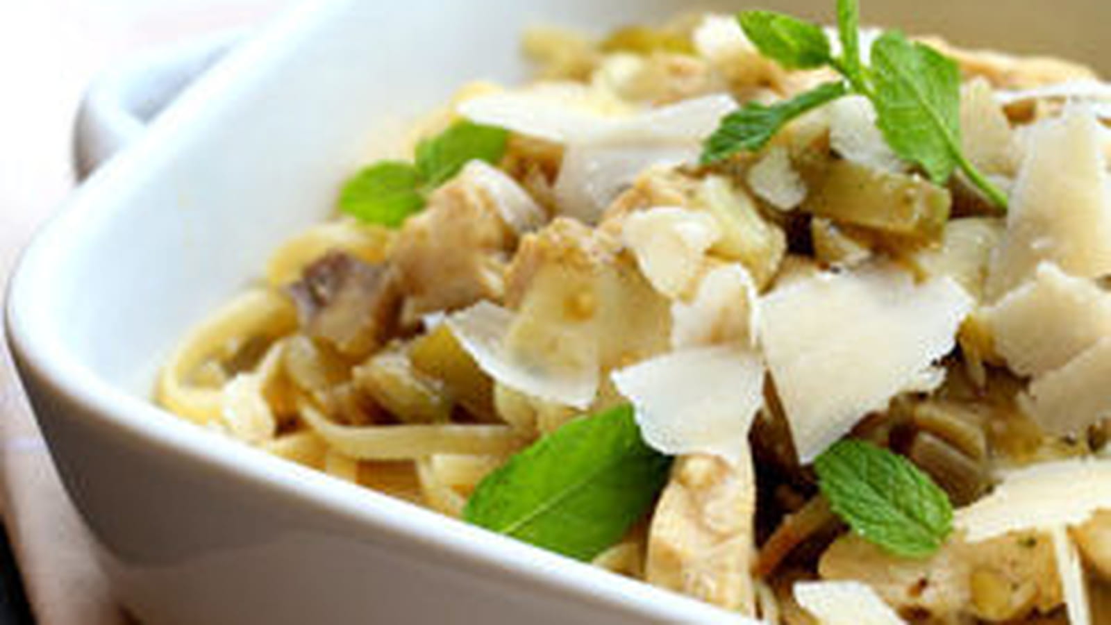 Spaghettis plats au poulet, aubergine et menthe