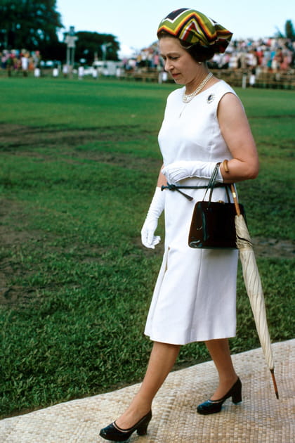 La reine Elizabeth II en robe blanche midi