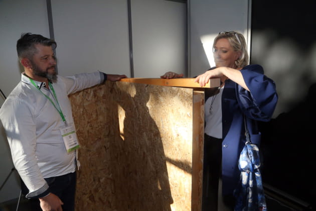 Marine Le Pen bricole au Salon de la transition &eacute;nerg&eacute;tique