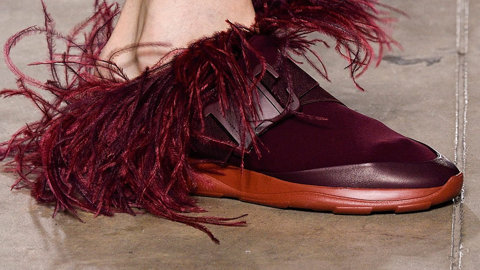 Baskets-mules à plumes Christopher Kane