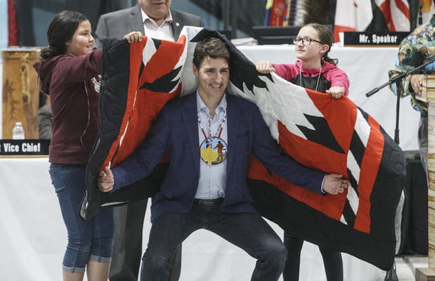 Justin Trudeau porte fi&egrave;rement les couleurs de la r&eacute;serve indienne de Flying Dust