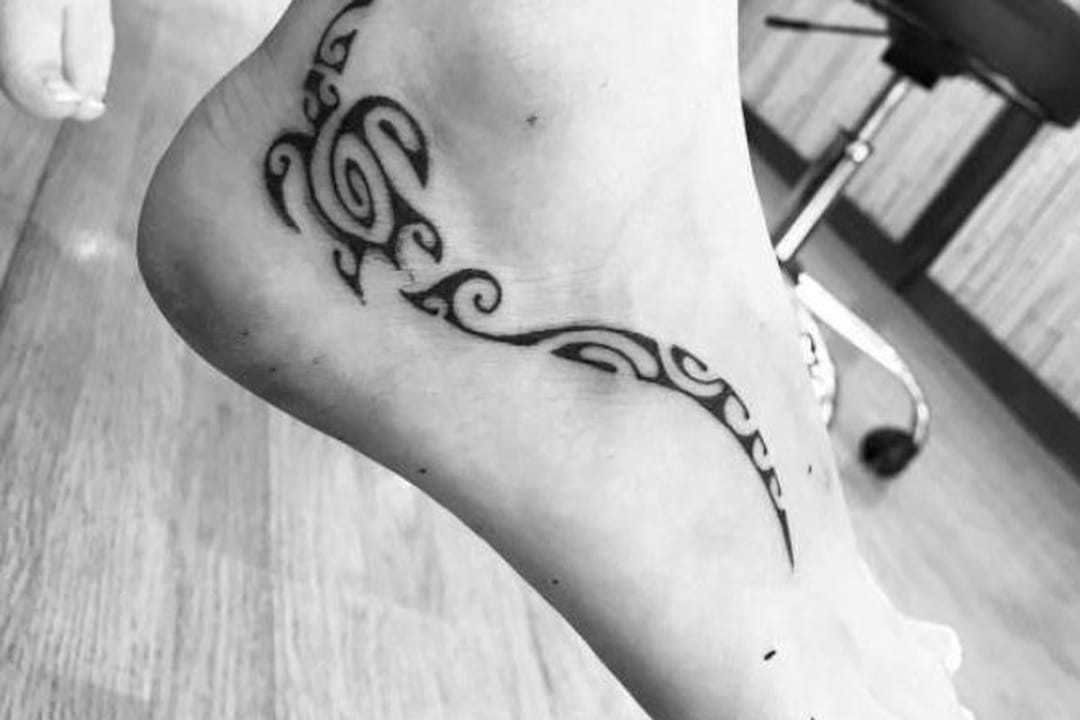 Tortue maori sur la cheville