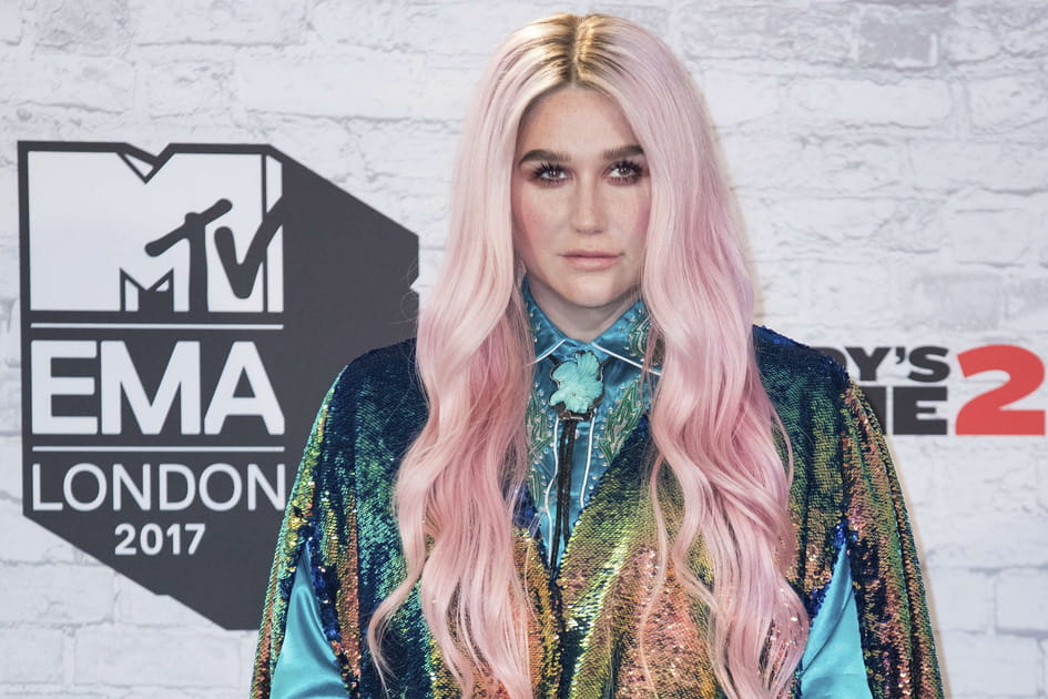 Les longs cheveux roses de Kesha