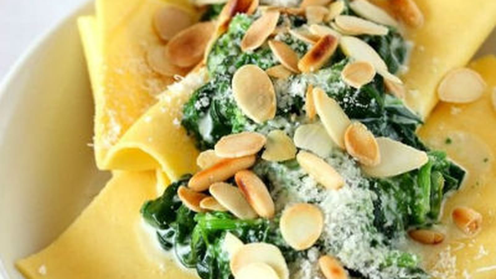 Lasagne aux épinards, parmesan, amandes et pignons de pin torréfiés