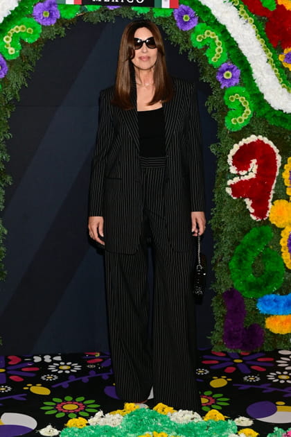 Monica Bellucci en ensemble blazer à rayures