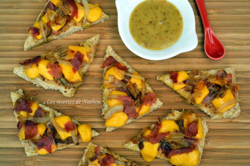 Tartines moutarde et miel, cheddar, bacon et oignons confits au balsamique