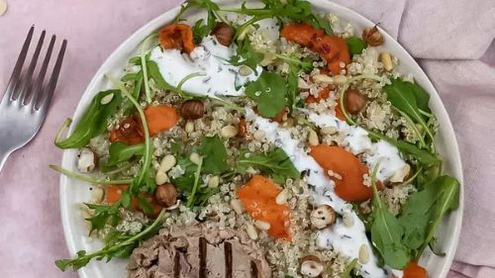 Salade de quinoa, abricots rôtis, roquette et thon entier grillé trait d’huile d’olive